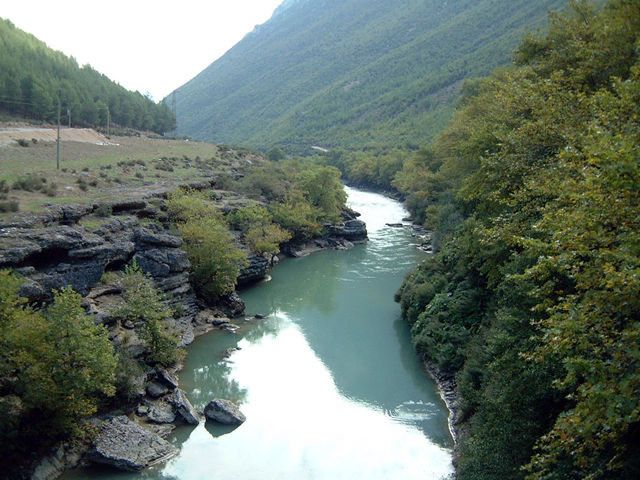 Река Вьоса недалеко от Тепелены