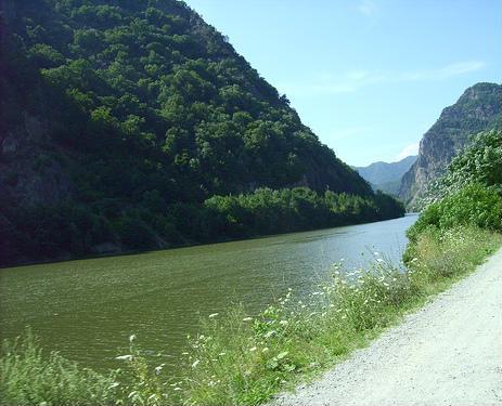 Река Олт в ущелье соединяющем Трансильванию с Валахией
