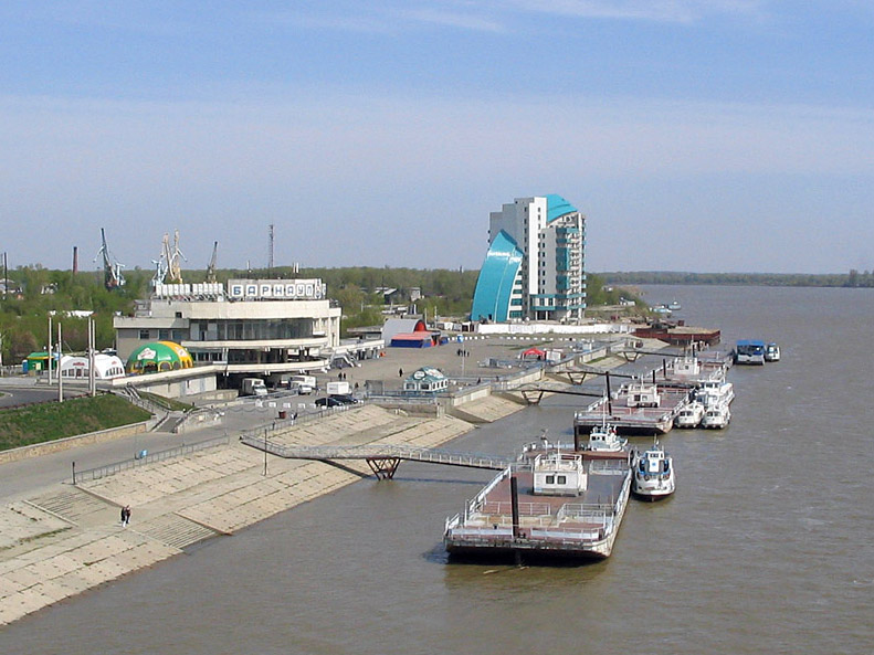 Пристань возле речного вокзала в Барнауле