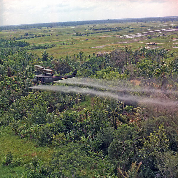 Американские вертолёты распыляют дефолианты в дельте Меконга во время Войны во Вьетнаме