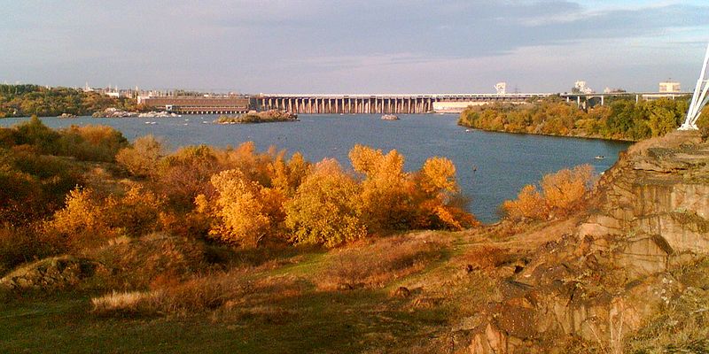 Вид на ДнепроГЭСс острова Хортица